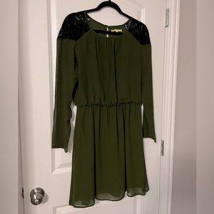 M Gianni Bini flowy green dress w/ lace details. Perfect St. Patrick’s Day fit!